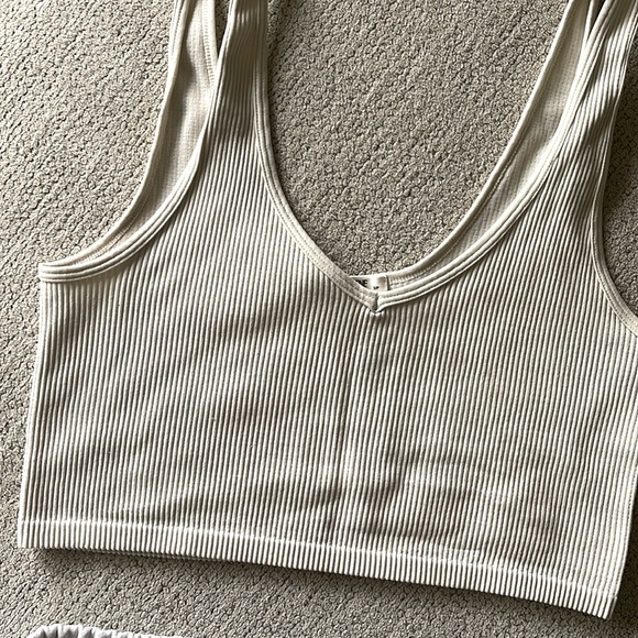 Crop top - Picture 2 of 3